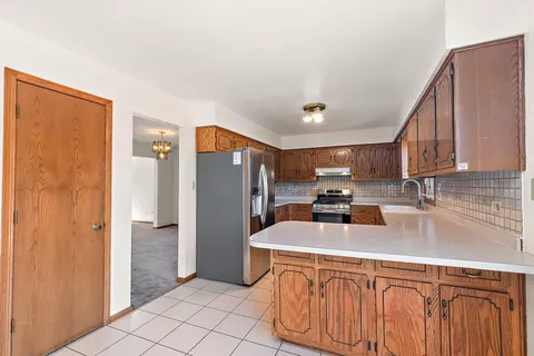 Kitchen - 17543 Cloverview Dr, Tinley Park, IL 60477 photo 2 of 2