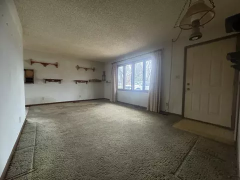 Living - 1412 Cherokee Ln, Ottawa, IL 61350 photo 2 of 2
