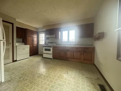 Kitchen - 1412 Cherokee Ln, Ottawa, IL 61350 photo 1 of 3