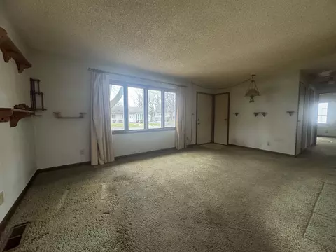Living - 1412 Cherokee Ln, Ottawa, IL 61350 photo 1 of 2