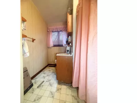 Bath - 1412 Cherokee Ln, Ottawa, IL 61350 photo 1 of 1