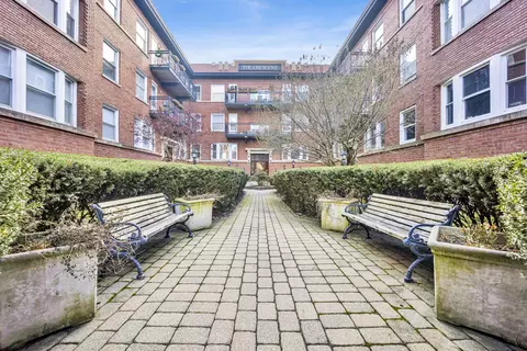 847 W Belle Plaine Ave #2N, Chicago, IL 60613