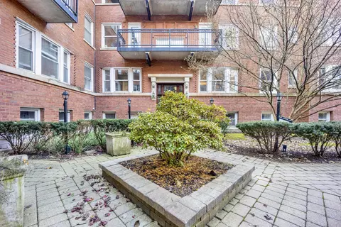 847 W Belle Plaine Ave #2S, Chicago, IL 60613