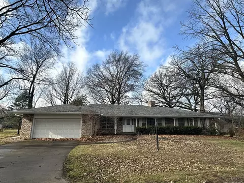 1 Oak Ln, Farmer City, IL 61842