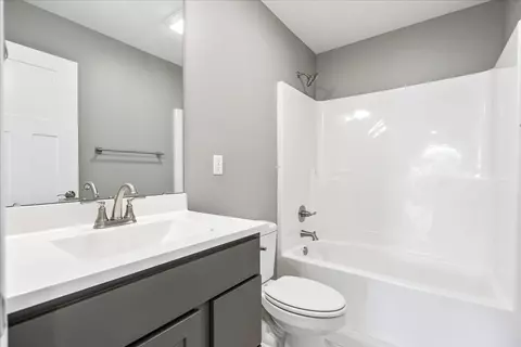 Bath - 505 Maitland Dr, Carlock, IL 61725 photo 3 of 4