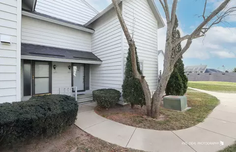 695 Wakefield Rd, Gurnee, IL 60031