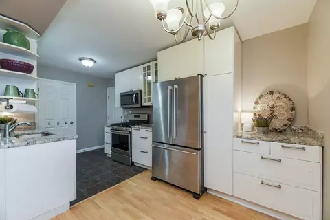 Kitchen - 1560 Timber Trl, Wheaton, IL 60189 photo 1 of 3
