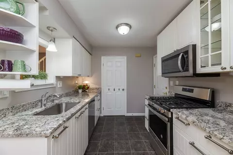 Kitchen - 1560 Timber Trl, Wheaton, IL 60189 photo 2 of 3