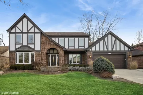 827 N Carlyle Ln, Arlington Heights, IL 60004