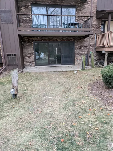 65 W Pier Dr #101, Westmont, IL 60559