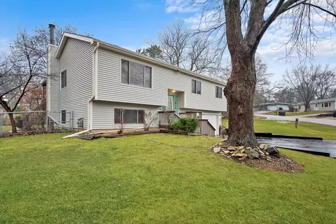 905 Hayden Dr, Mchenry, IL 60051 photo 2