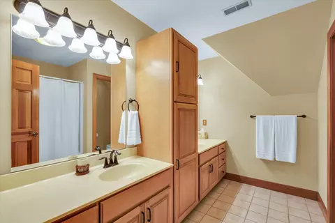 Bath - 2412 Wendover Pl, Champaign, IL 61822 photo 6 of 7