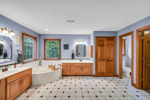 Bath - 2412 Wendover Pl, Champaign, IL 61822 photo 2 of 7