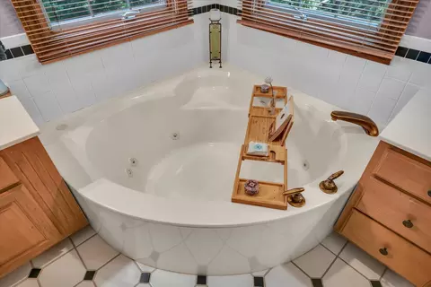 Bath - 2412 Wendover Pl, Champaign, IL 61822 photo 4 of 7