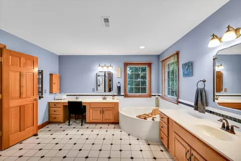 Bath - 2412 Wendover Pl, Champaign, IL 61822 photo 3 of 7