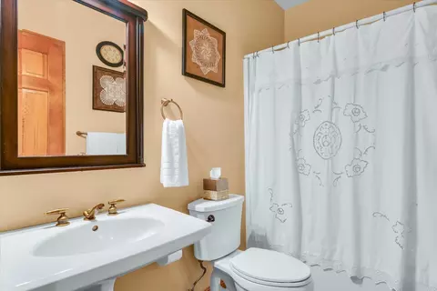 Bath - 2412 Wendover Pl, Champaign, IL 61822 photo 1 of 7