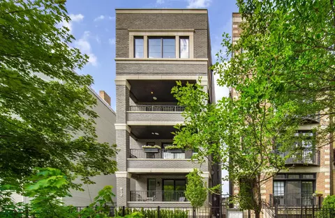 912 W Roscoe St #PH, Chicago, IL 60657