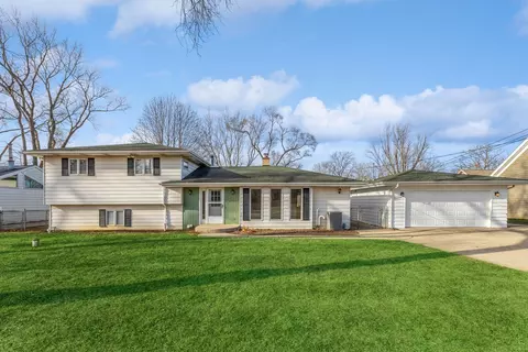 27930 N Converse Rd, Island Lake, IL 60042