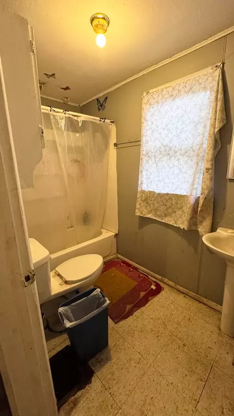 Bath - 603 12 S Walnut Ave, Freeport, IL 61032 photo 1 of 3