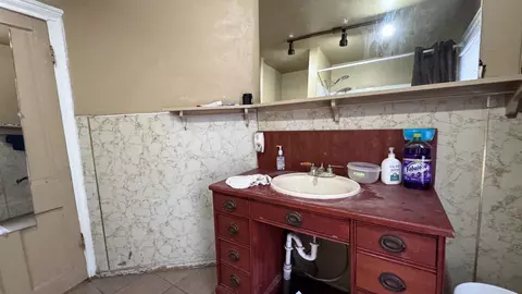 Bath - 603 12 S Walnut Ave, Freeport, IL 61032 photo 2 of 3
