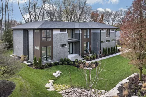 2136 Drury Ln, Northfield, IL 60093