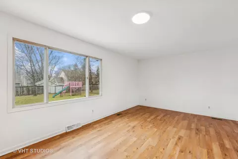 Living - 741 Pine St, Batavia, IL 60510 photo 4 of 5