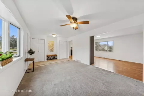 Living - 741 Pine St, Batavia, IL 60510 photo 2 of 5