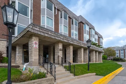 2400 Archbury Ln #3J, Park Ridge, IL 60068