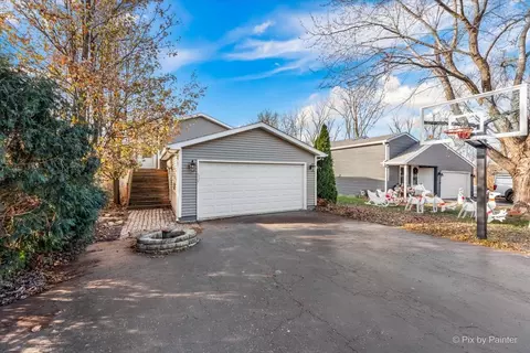 529 Maplewood Dr, Lakemoor, IL 60051