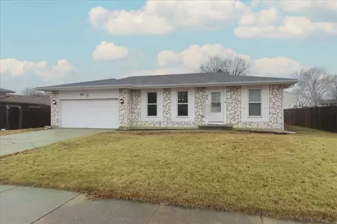 95 Wedgewood Dr, South Elgin, IL 60177