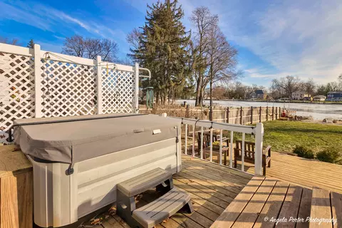 Exterior - 1712 N Riverside Dr N, Mchenry, IL 60050 photo 4 of 6