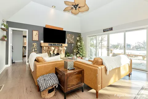 Living - 1712 N Riverside Dr N, Mchenry, IL 60050 photo 4 of 6