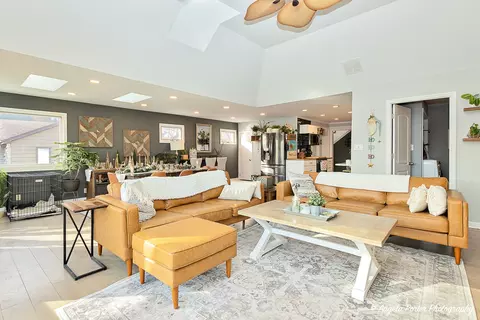 Living - 1712 N Riverside Dr N, Mchenry, IL 60050 photo 2 of 6