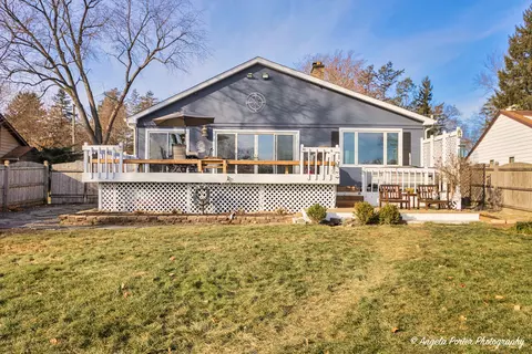 1712 N Riverside Dr N, Mchenry, IL 60050