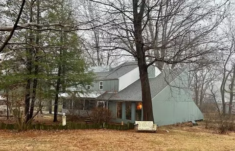 1305 Hawthorn Ln, Mahomet, IL 61853