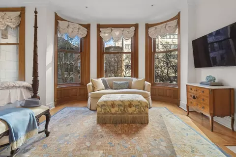 Bedroom - 29 E Division St, Chicago, IL 60610 photo 1 of 7