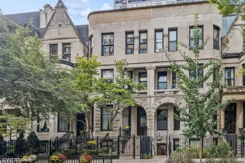 29 E Division St, Chicago, IL 60610