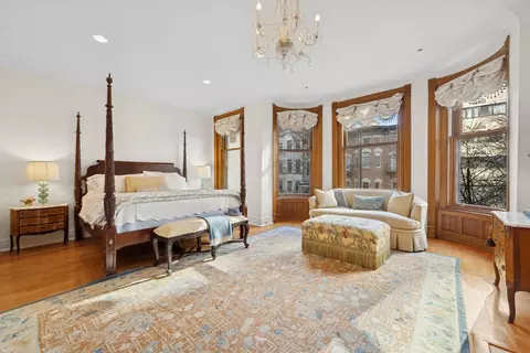 Bedroom - 29 E Division St, Chicago, IL 60610 photo 2 of 7