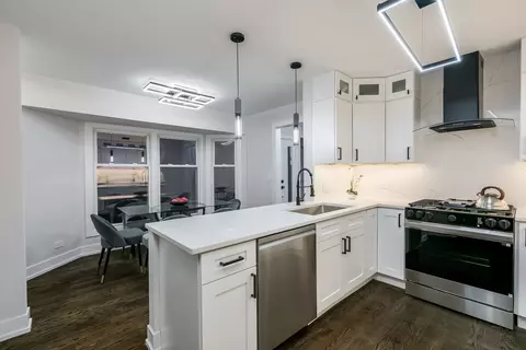 Kitchen - 981 Pear Tree Ln, Wheeling, IL 60090 photo 4 of 5