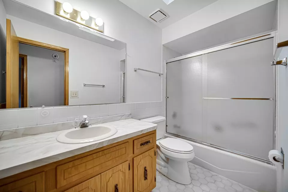 Bath - 19835 Scarth Ln, Mokena, IL 60448 photo 3 of 3