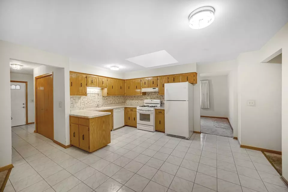 Kitchen - 19835 Scarth Ln, Mokena, IL 60448 photo 2 of 3