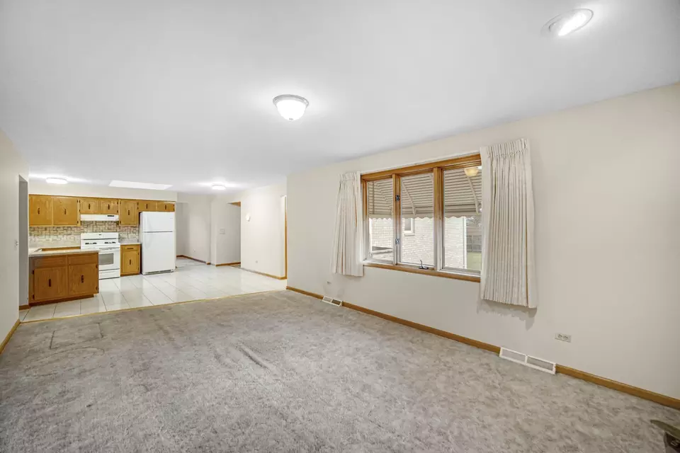 Living - 19835 Scarth Ln, Mokena, IL 60448 photo 7 of 8