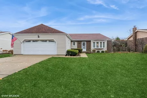 2347 S Embers Ln, Arlington Heights, IL 60005