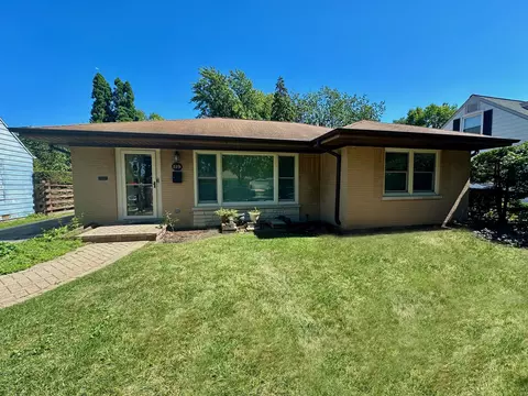 119 N Eastwood Ave, Mount Prospect, IL 60056