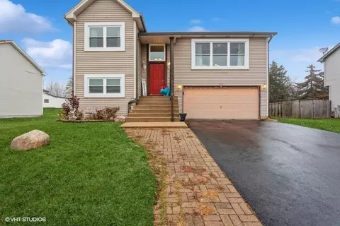 1008 Joshua Tree Dr, Harvard, IL 60033
