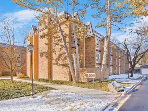 300 Claymoor Rd #3A, Hinsdale, IL 60521