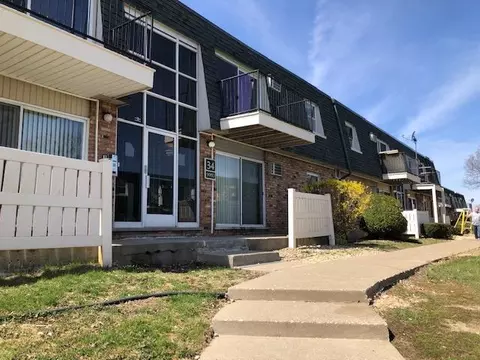 9950 84th Ter #214, Palos Hills, IL 60465