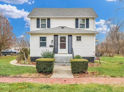 249 S Sangamon St, Bement, IL 61813 photo 2
