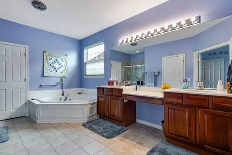 2437 Cape Cod Cir, Elgin, IL 60124 photo 17