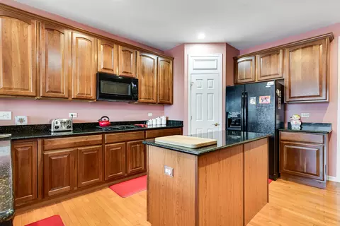 2437 Cape Cod Cir, Elgin, IL 60124 photo 9